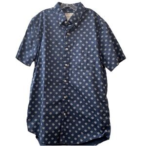 American Eagle men’s s/s button down in French blue with white flowers. S. EUC